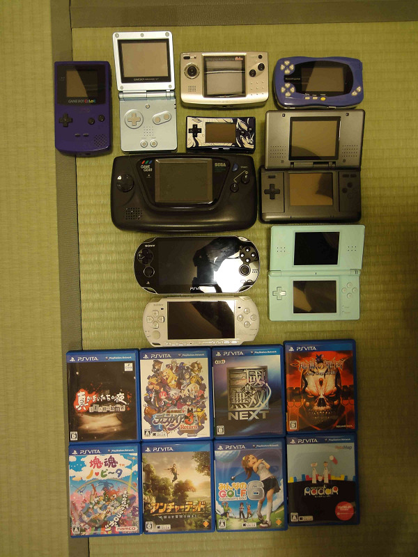 旧 速報 保管庫 Alt その他 Psvita Psvitaとゲームギアなど歴代携帯ゲーム機 の比較写真が登場 説明書が同封されたソフトも普通にあり 旧 速報 保管庫 Alt その他 Psvita Psvitaとゲームギアなど歴代携帯ゲーム機 の比較写真が登場 説明書が同封されたソフトも普通にあり