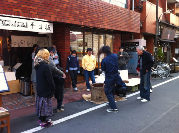 居酒屋の平目板で餅つき さぎのみや散歩日記 居酒屋の平目板で餅つき さぎのみや散歩日記