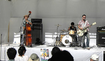 20090725ekimae_live03