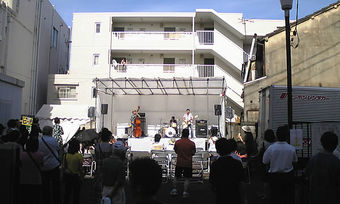 20090725ekimae_live02