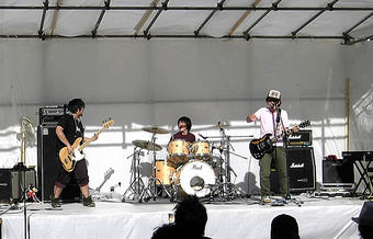 20090725ekimae_live01