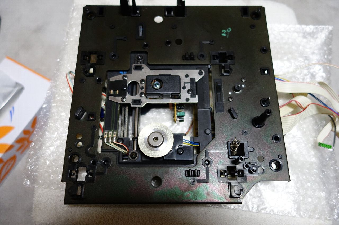 YAMAHA CDX-2200 2号機のCDトレーの修正 : アンプジャンカーのblog YAMAHA CDX-2200 2号機のCDトレーの修正 : アンプジャンカーのblog