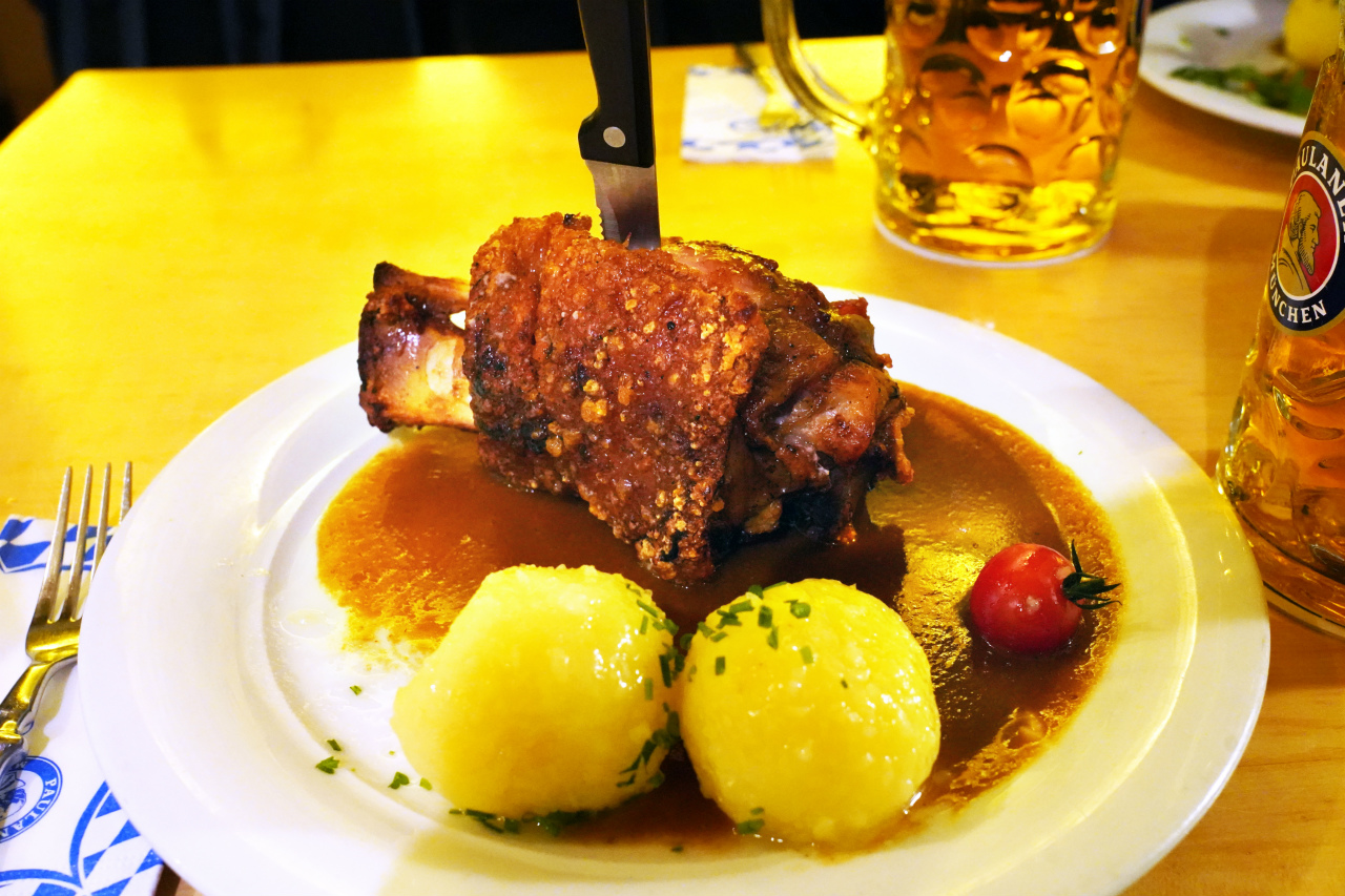 豪華、骨付き『シュバイネハクセ』、ドイツ料理の真のチカラ