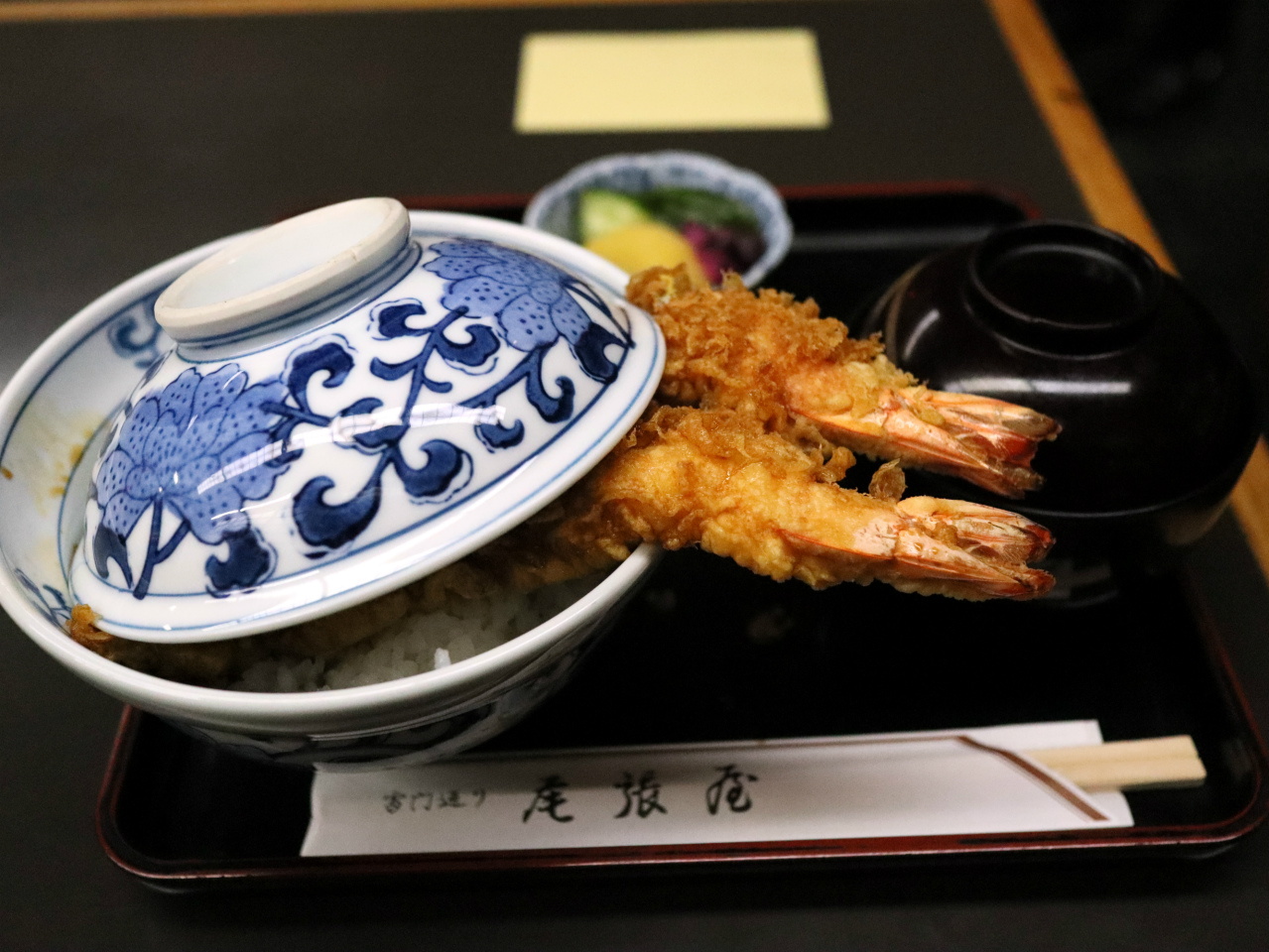 丼からはみ出す海老天が、天丼ファンの心を掴んで離さない。〜浅草