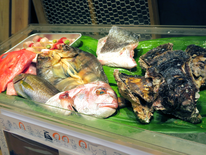 大きなシャモジで「はいお待ち！」絶品炉端焼きと、すっぽん