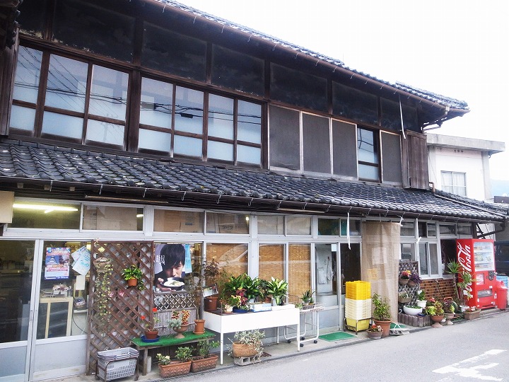 看板もない食料品店の片隅で 絶品うどんがいただけます 香川県三豊市 須崎食料品店 美食磁石 Powered By ライブドアブログ