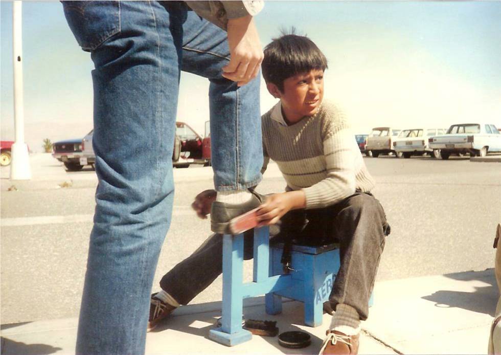 アレキパ アレキパ空港 靴磨きの少年 Arequipa Airport Shoeshine Boy 蜜柑の海外写真集 アレキパ アレキパ空港 靴磨きの少年 Arequipa Airport Shoeshine Boy 蜜柑の海外写真集