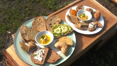 パンプレートランチ 小麦農家のパン工房 木造校舎