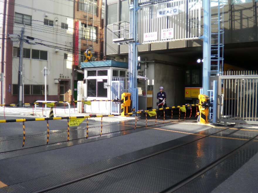 銀座線 上野検車区 踏切 １０００系 咲田真帆