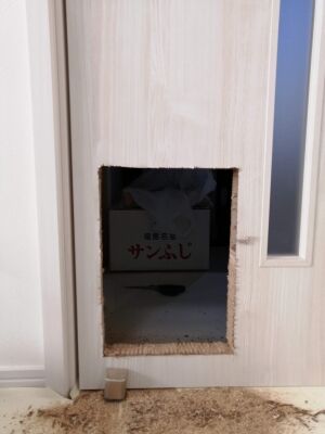ペット出入り口の取り付け さいたま市の家具と室内ドアのお店