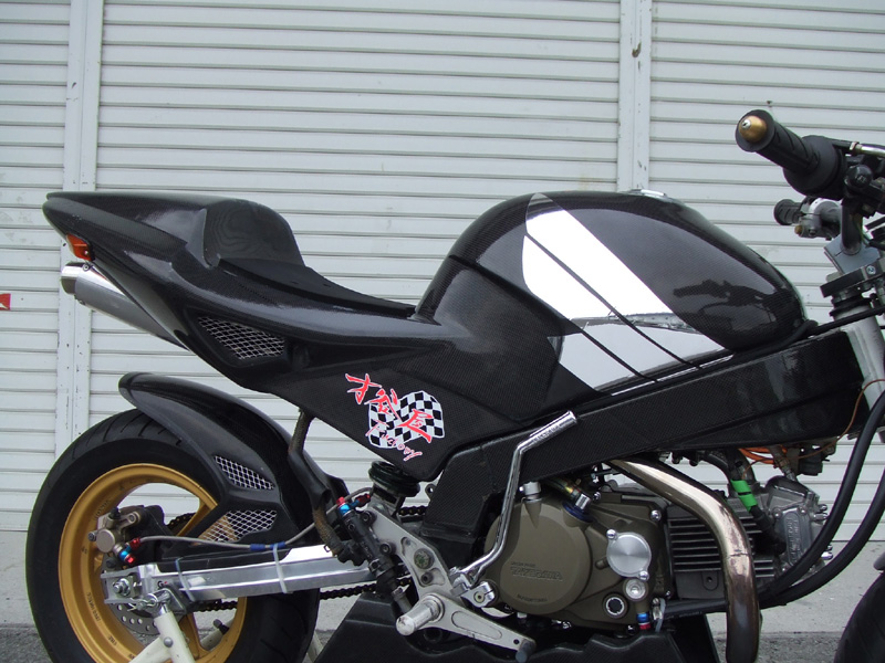 モンキー 中華タンクとタンクカバー FRP キタコ製？