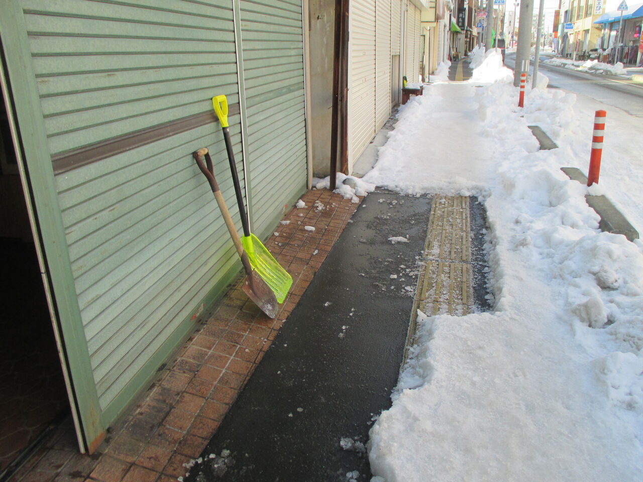 家の前の根雪をとる 雲は形を変えながら 家の前の根雪をとる 雲は形を変えながら