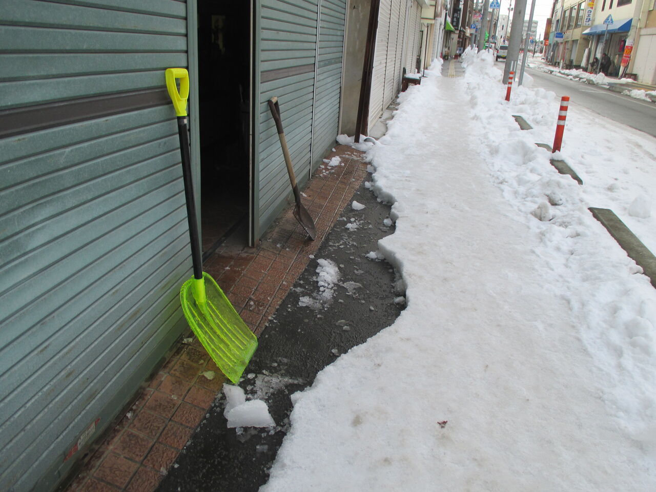 家の前の根雪をとる 雲は形を変えながら 家の前の根雪をとる 雲は形を変えながら