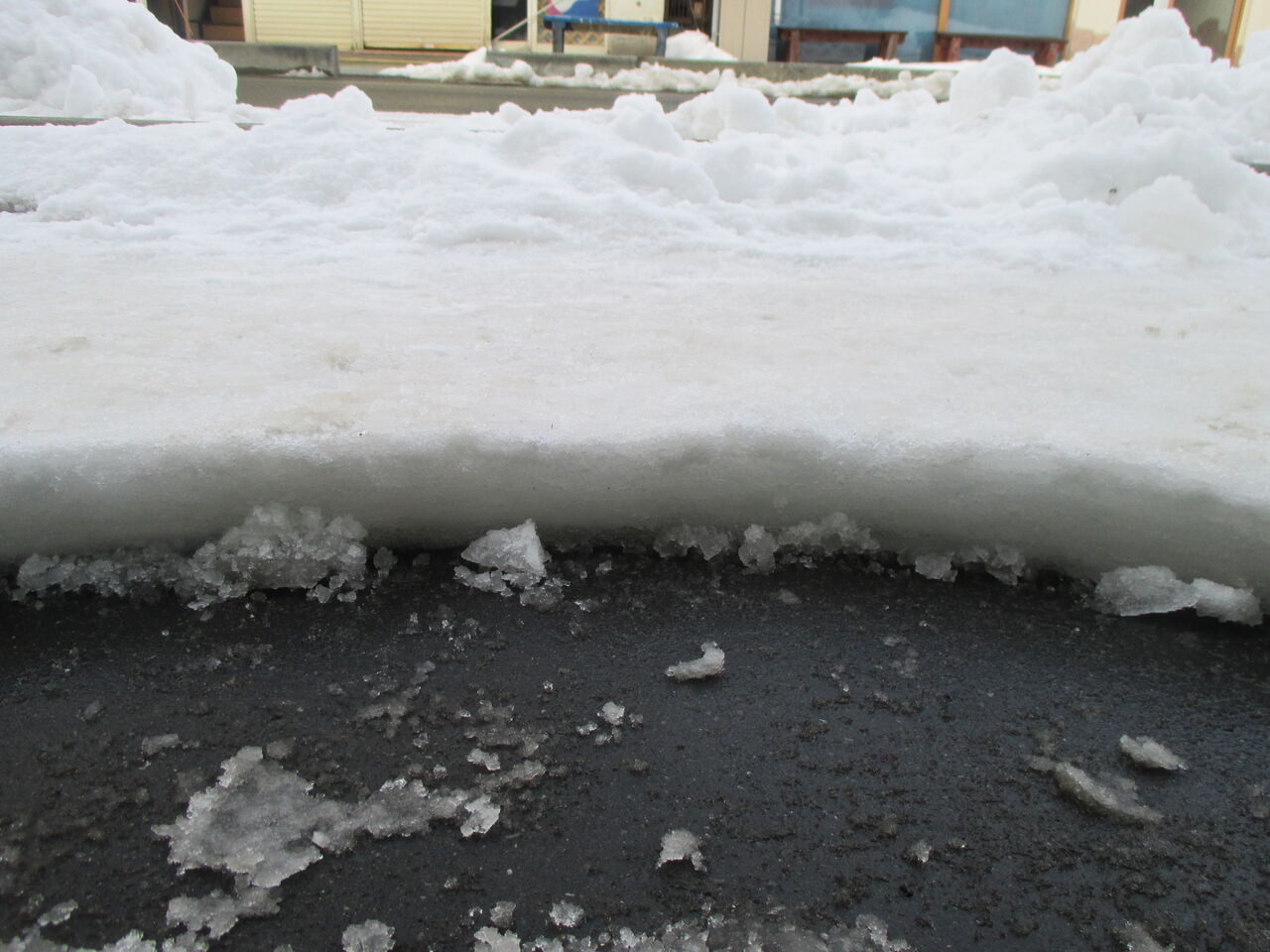 家の前の根雪をとる 雲は形を変えながら 家の前の根雪をとる 雲は形を変えながら
