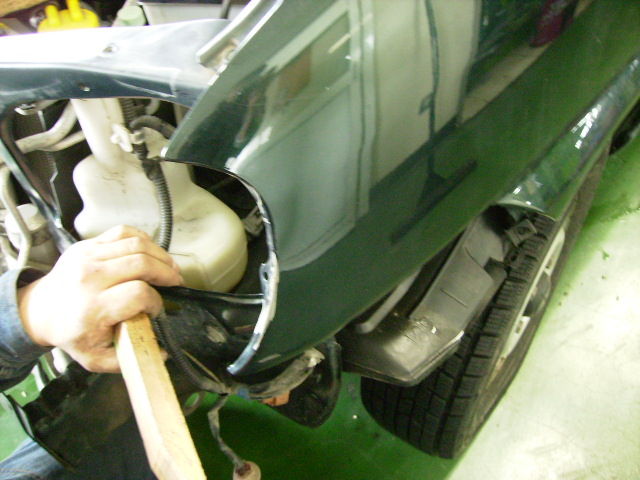 ウニモグとランクルに工作機械