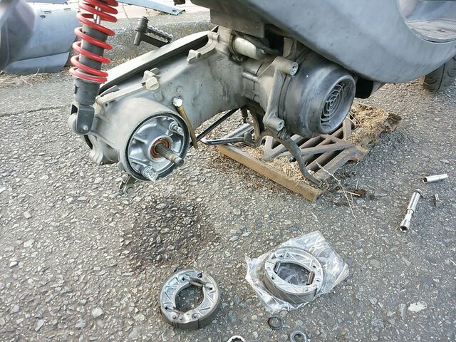 後ろパンク○後ろブレーキ故障○50ccヤマハアプリオ ブレーキが