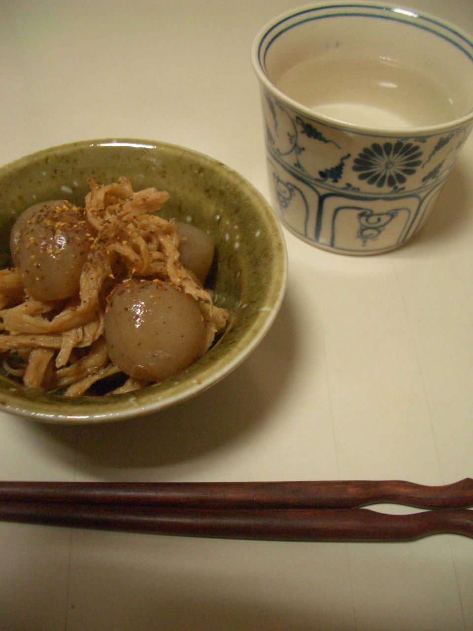 スルメと玉こんにゃくの煮物 芋焼酎お湯割り 京の田舎で酒屋 スルメと玉こんにゃくの煮物 芋焼酎お湯割り 京の田舎で酒屋