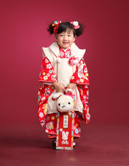 着物を着てヘアメイクして三歳の七五三 サカヰ写真館 サカイ写真館