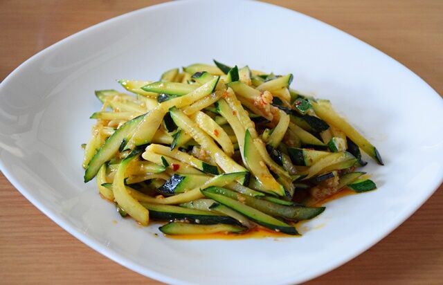 三種類のズッキーニの細切り中華炒め オッサンのジャンク飯