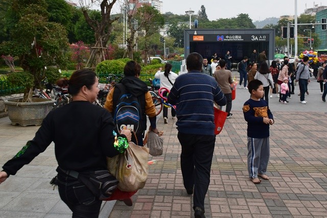 露天商と官憲のいたちごっこ 最果志向 放浪家坂木さんの足跡 露天商と官憲のいたちごっこ 最果志向 放浪家坂木さんの足跡