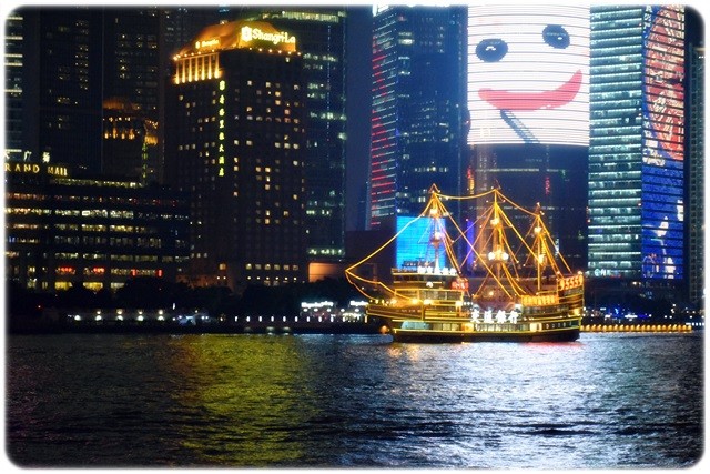 上海浦東の摩天楼の夜景と色々な観光船 最果志向 放浪家坂木さんの足跡