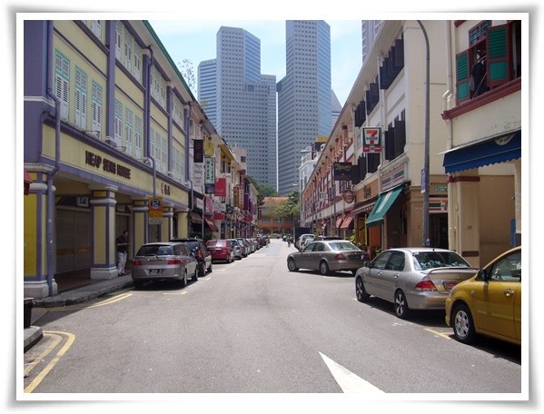 私が思うシンガポールらしい町並みとピカピカの車 最果志向 放浪家坂木さんの足跡