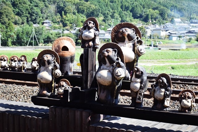 トロッコ亀岡駅の信楽焼の狸 最果志向 放浪家坂木さんの足跡