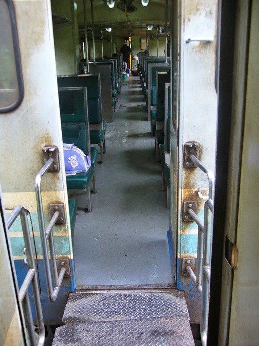 タイ国鉄の客車の連結器の上 最果志向 放浪家坂木さんの足跡