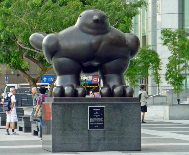 シンガポールの街の川沿いにある近代アート『平和の鳥』 : 最果志向