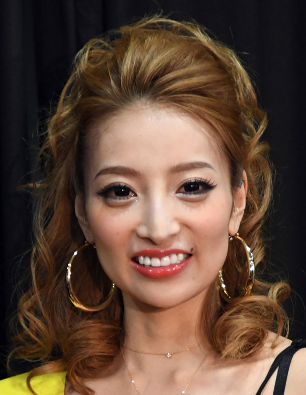 加藤紗里の新恋人 詐欺グループ主犯格 コンビニデート写真に本人プンプン え ッ そこかよ 坂道46 Akb48 えッ な情報まとめ