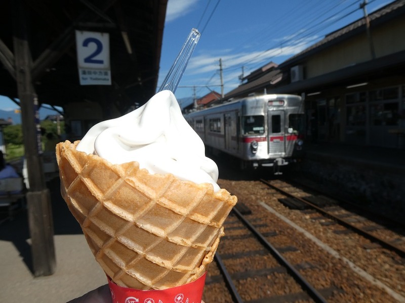 5　ソフトクリームとO２編成　小布施駅にて　その2