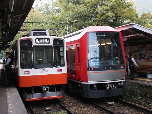 ７　箱根登山鉄道　その3　1004と3003　大平台駅にて　