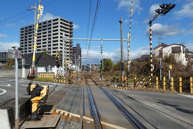 ８　荒古踏切 半田駅方向　その3  jpg