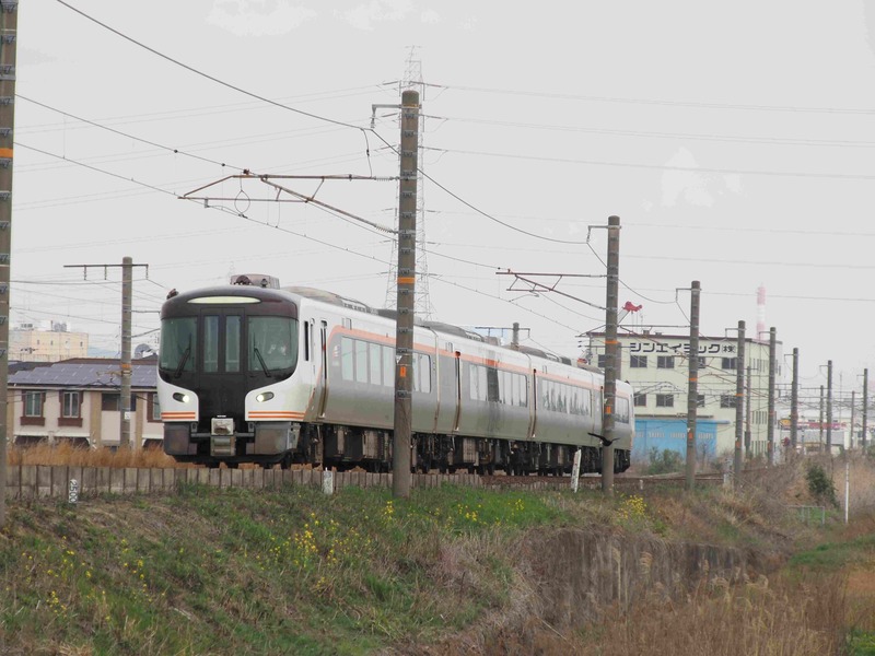 ２　関西線　その17　HC85　海蔵川築堤にて　