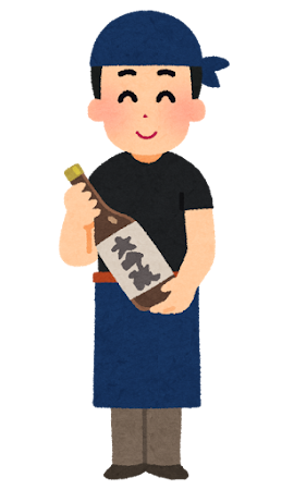 20241127水_日本酒の瓶を持って立っている男性の酒屋さん