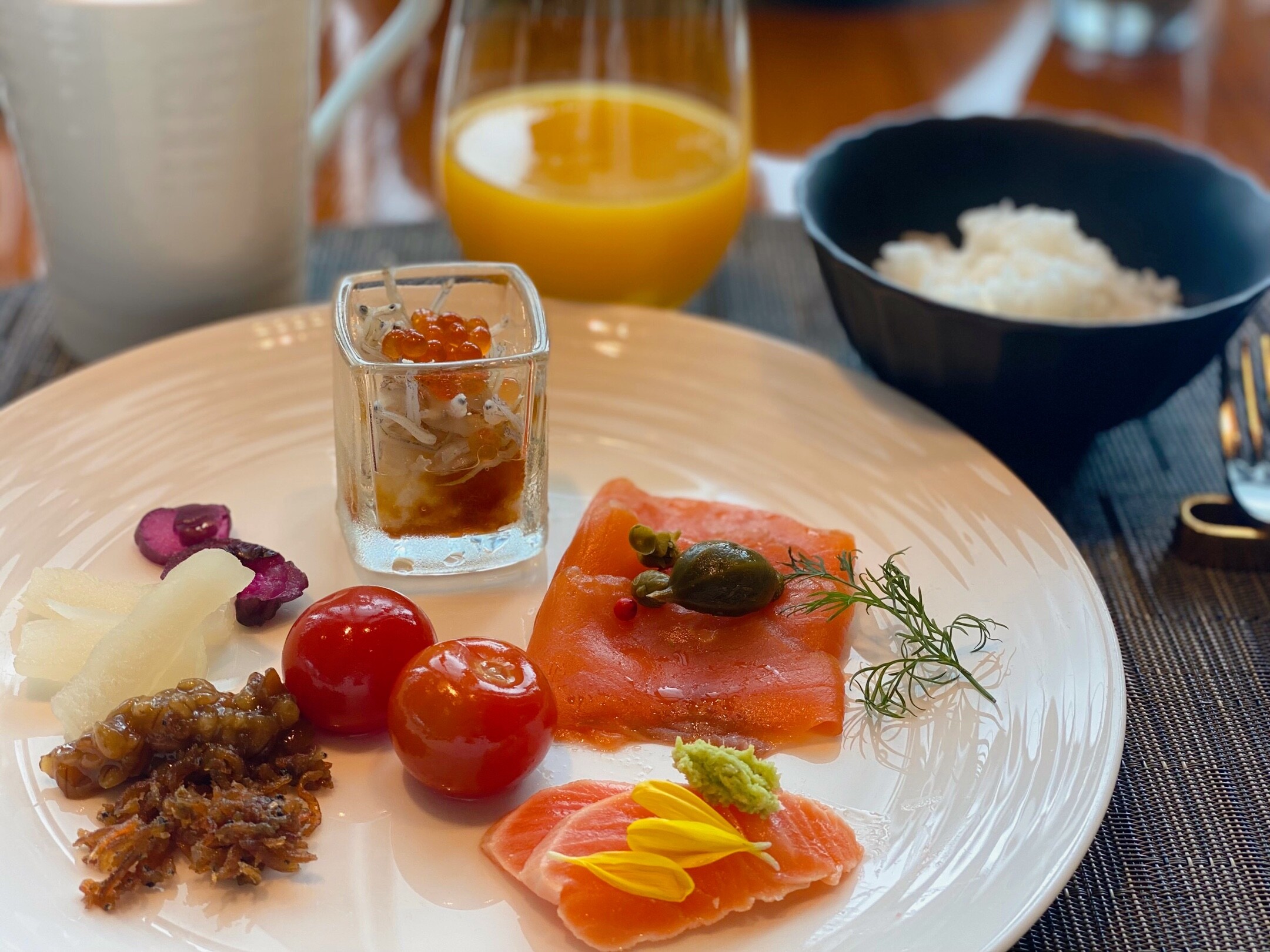 アトモス・ダイニングで朝食 : 酒とアマモノの日々