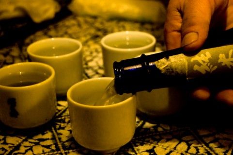 日本酒注ぐ