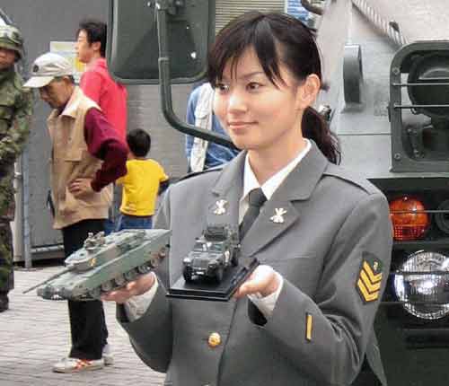 203速報 : 自衛隊、宣伝と士気高揚のため女性カレンダーを発行（写真あり）