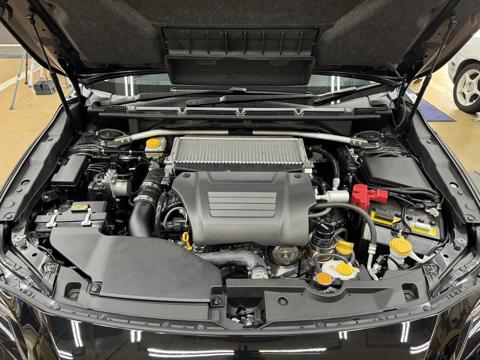 レヴォーグ(VNH)にプローバT-REV BP&カーボンエンジンカバー取り付け