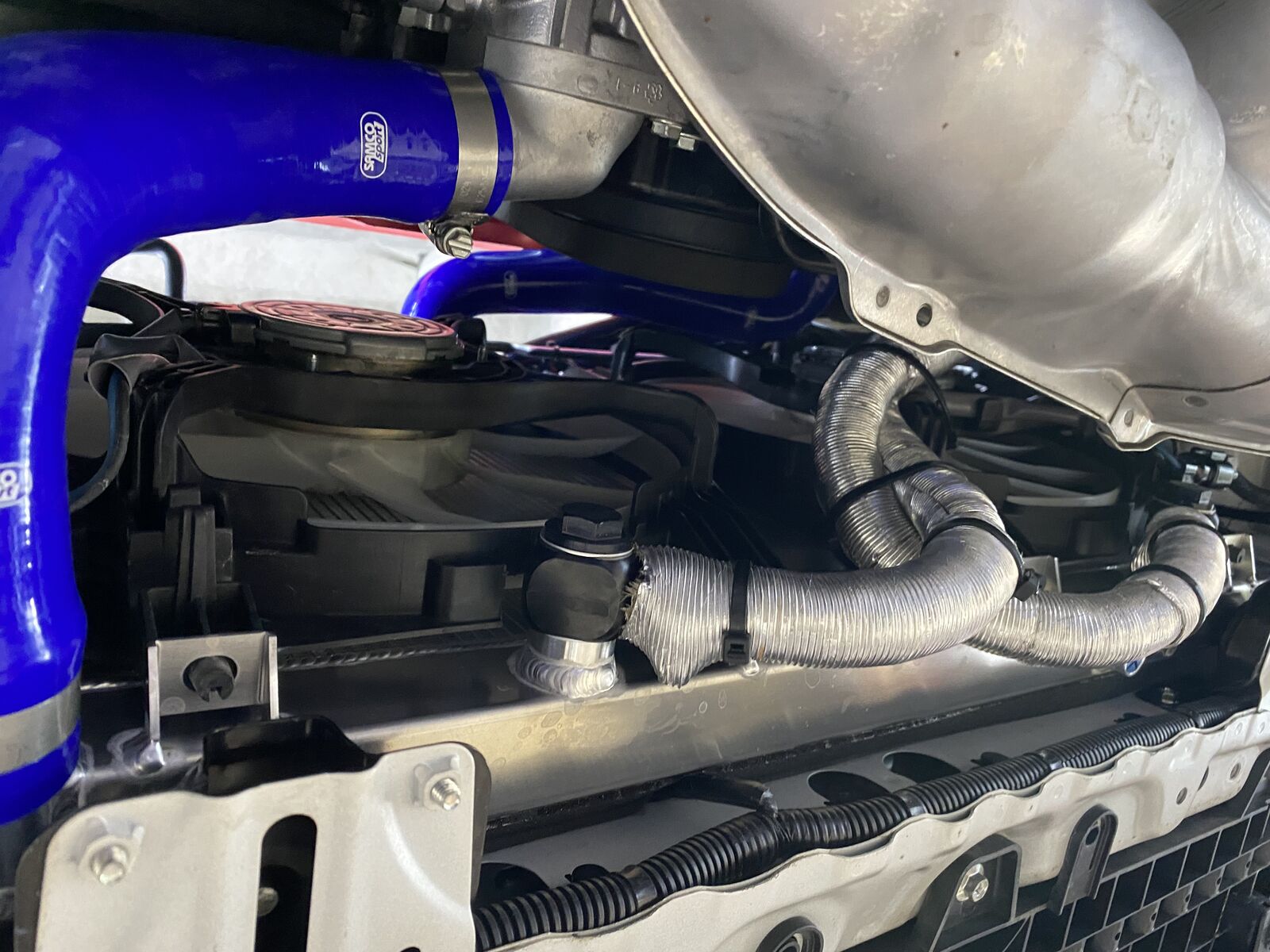 WRX(VAB)にPROVAコンポジットラジエータ&メーター取り付け WRX(VAB)にPROVAコンポジットラジエータ&メーター取り付け