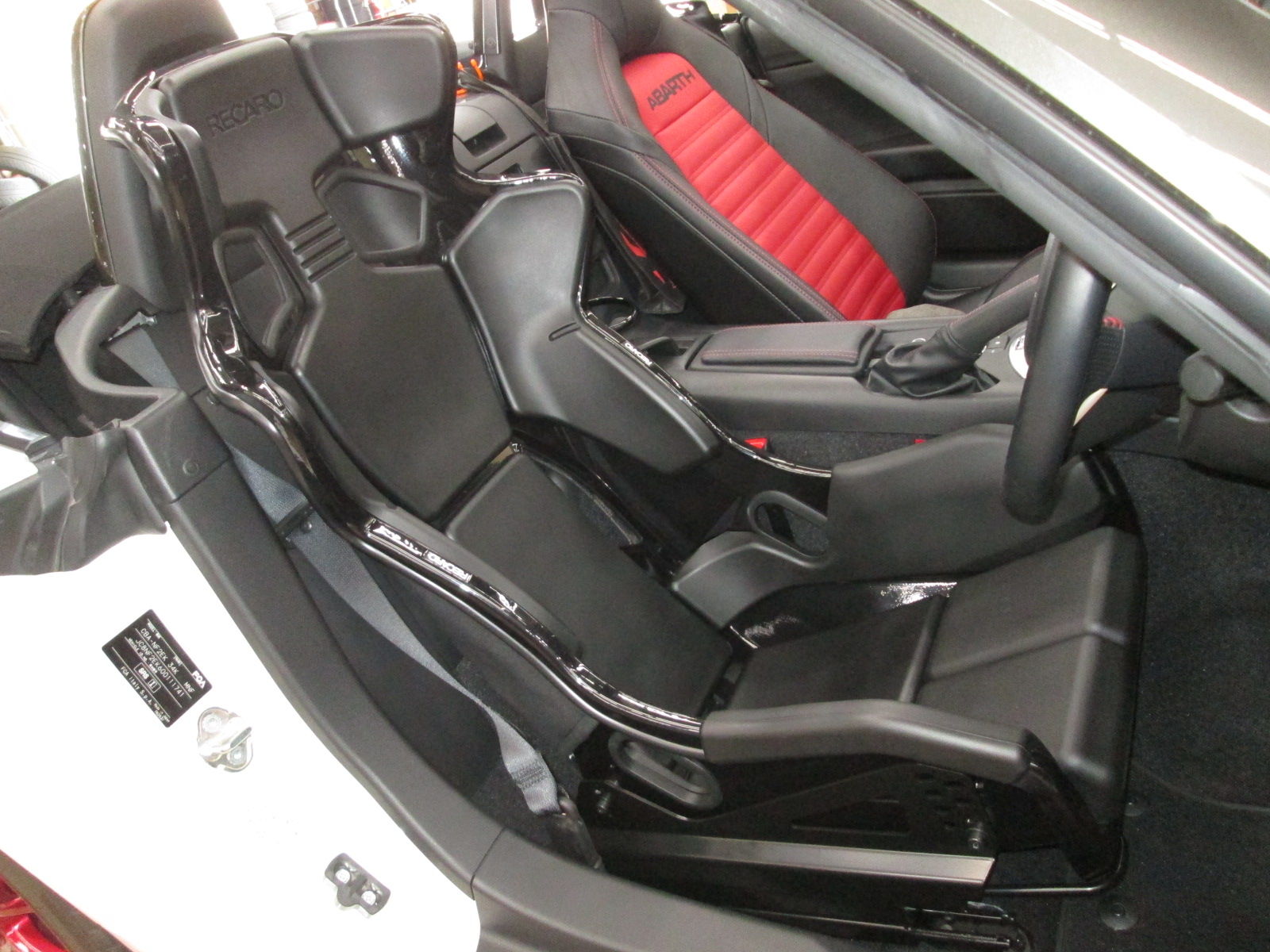 RECARO SR-7 NDロードスターかアバルト124スパイダー用のキャスター付き 