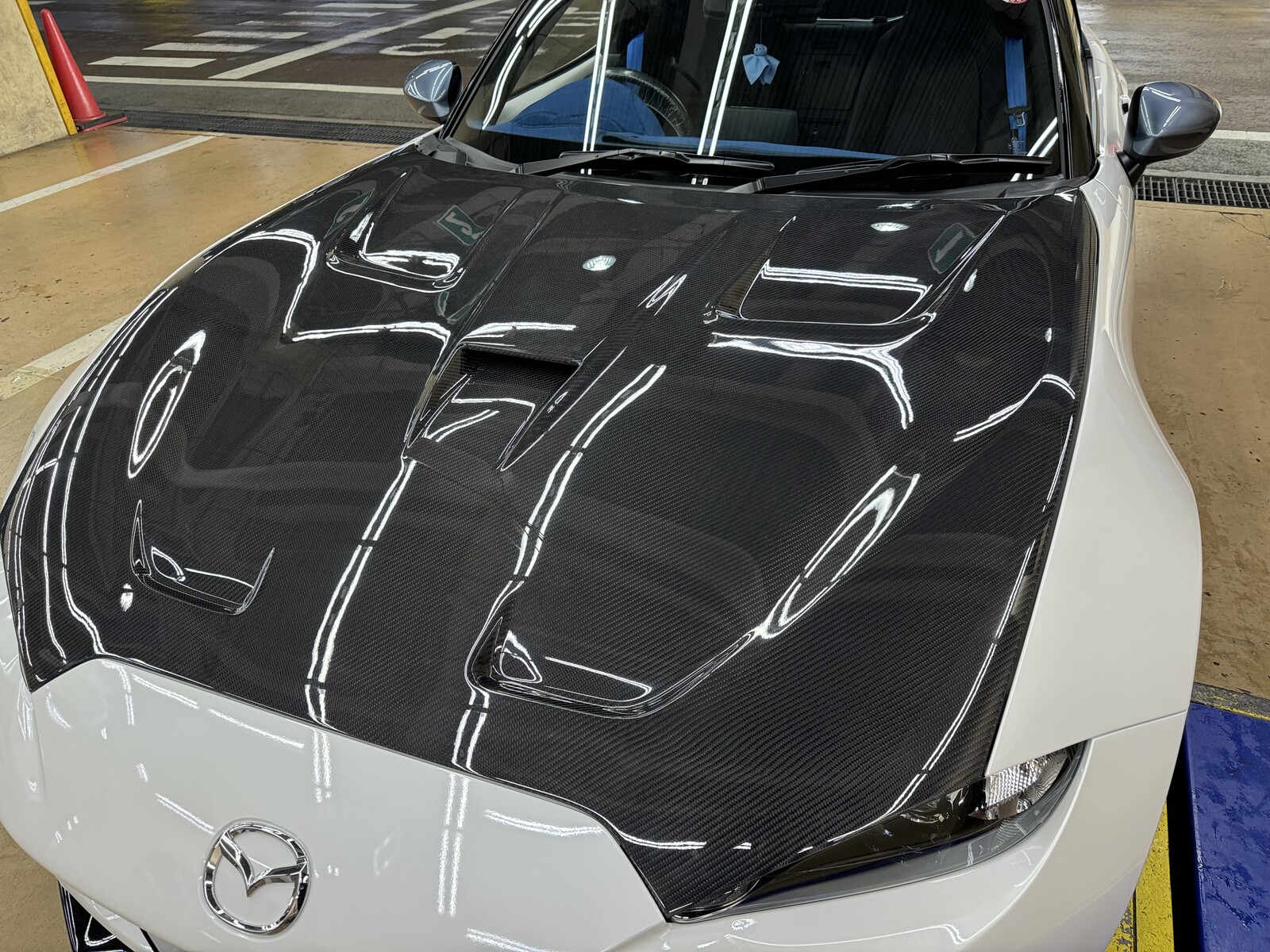 NDロードスターにLEG MOTOR SPORT カーボンボンネット取り付け