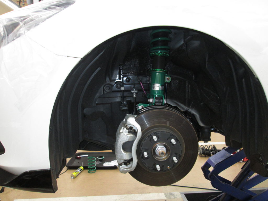 アクセラスポーツに車高調の取り付け Super Autobacs Sunshine Kobe Tuning Blog アクセラスポーツに車高調の取り付け Super Autobacs Sunshine Kobe Tuning Blog