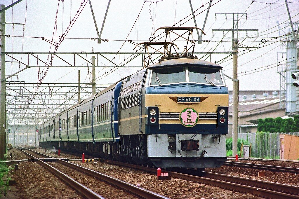 EF66牽引の寝台特急『さくら』 : 線路は続くよどこまでも