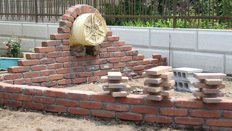 レンガを積んで庭作り 花みてダンゴ