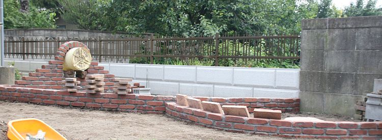 レンガを積んで庭作り 花みてダンゴ