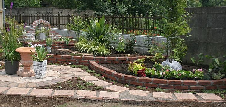 レンガを積んで庭作り 花みてダンゴ