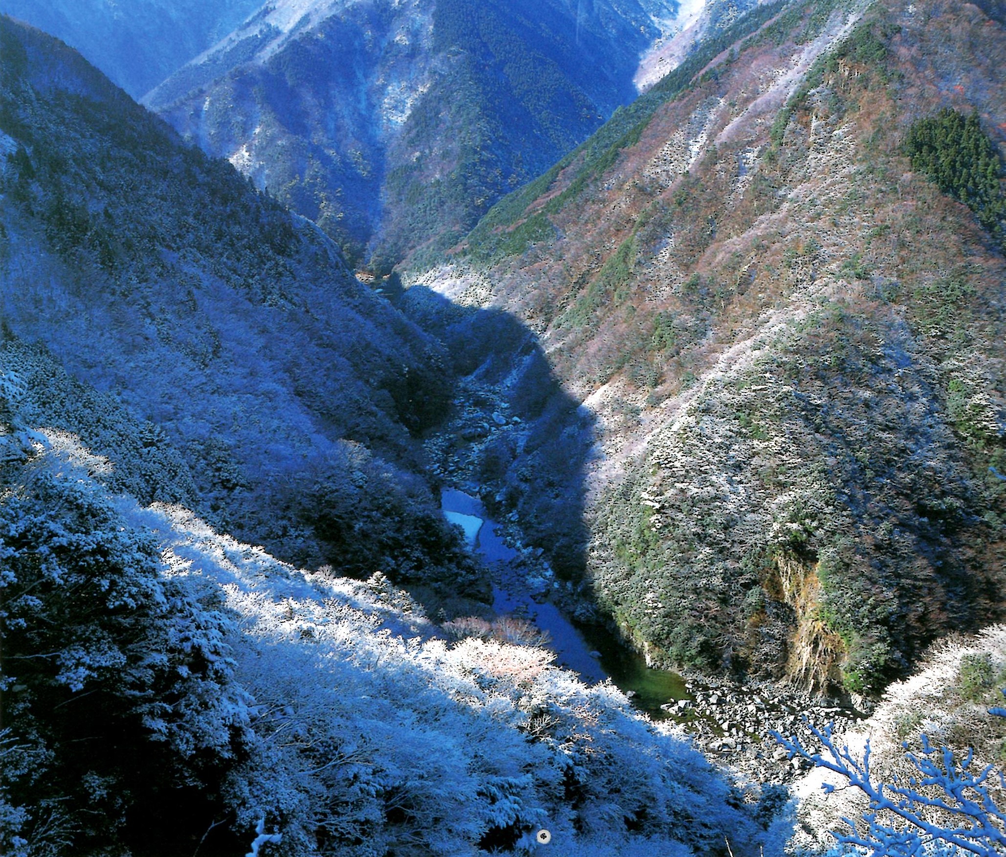 朝ぼらけ 有明の月と 見るまでに 吉野の里に 降れる白雪 名歌鑑賞のブログ 朝ぼらけ 有明の月と 見るまでに 吉野の里に 降れる白雪 名歌鑑賞のブログ