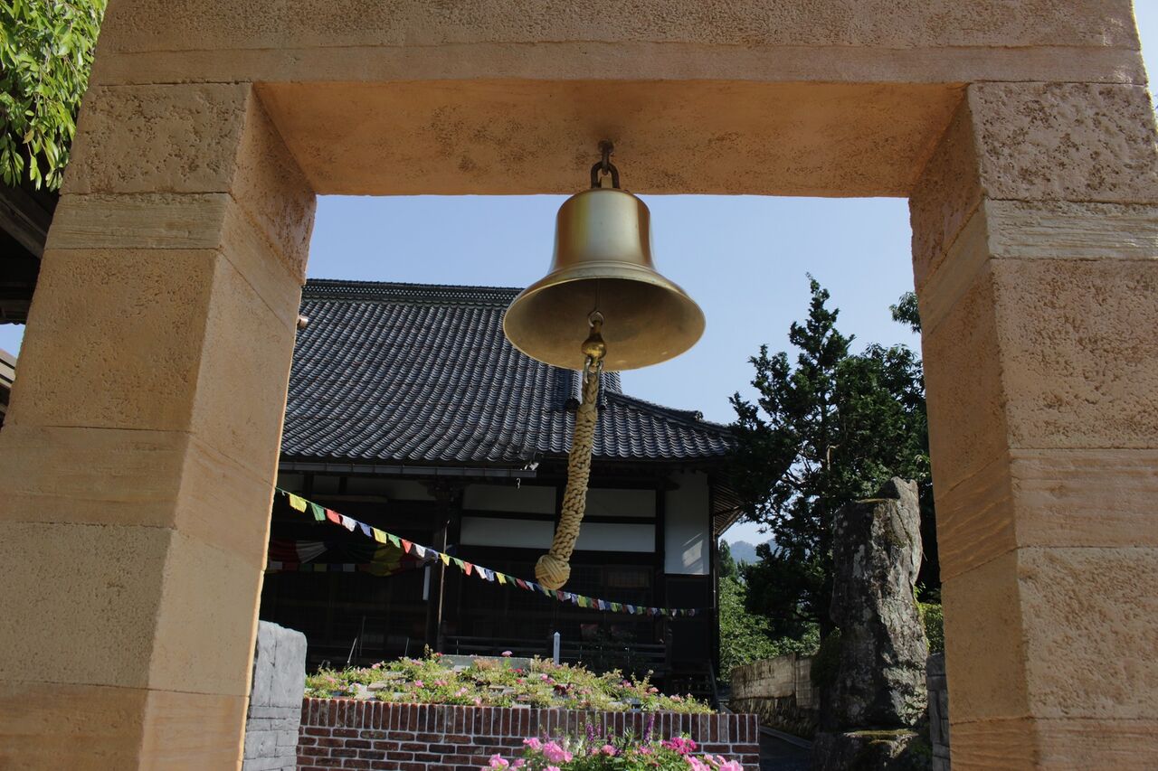 平和の鐘を鳴らす 光澤寺日記 宿坊と永代供養とやずブータン村