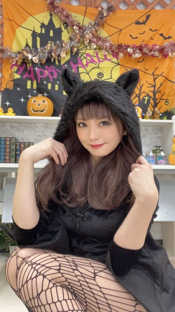 声優の井澤詩織さん 今年のハロウィン衣装もベースケだと話題 たのしいまとめだよ